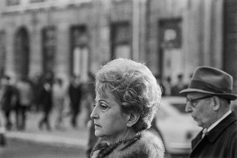 10-Neal_Slavin_dazed_woman_streetscene_Portugal-min