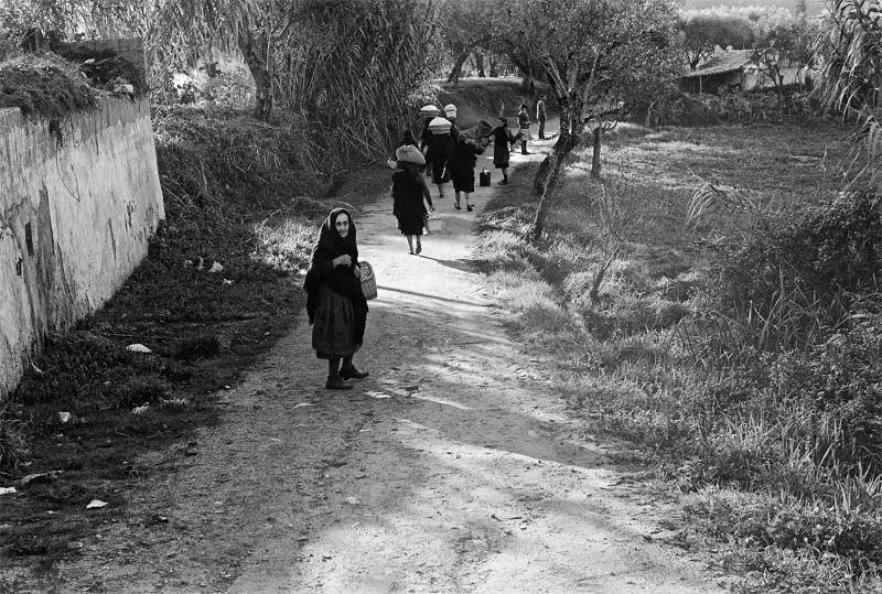 14-Neal_Slavin_poor_villagers_Portugal-min