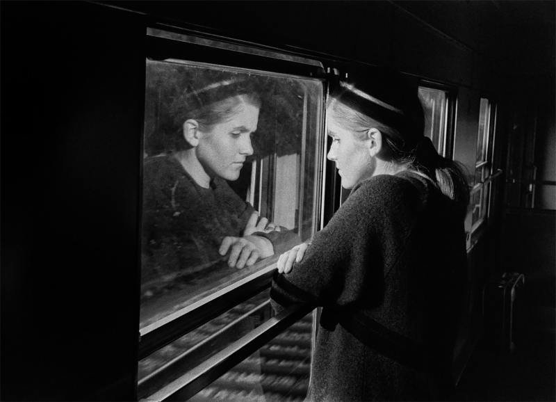 17-Neal_Slavin_woman_melancoly_on_train-min