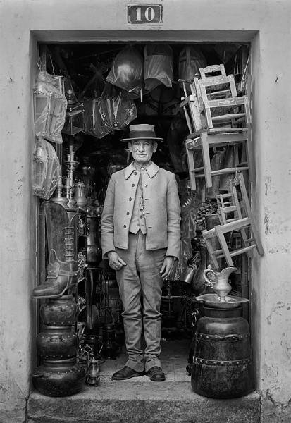 20-Neal_Slavin_shopkeeper-min
