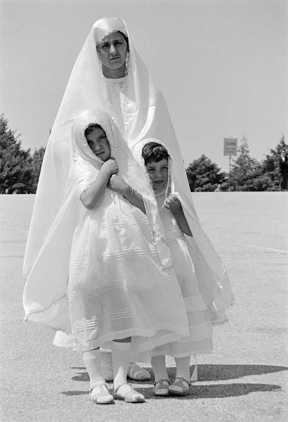 21-Neal_slavin_mother_daughers_white_wedding-min