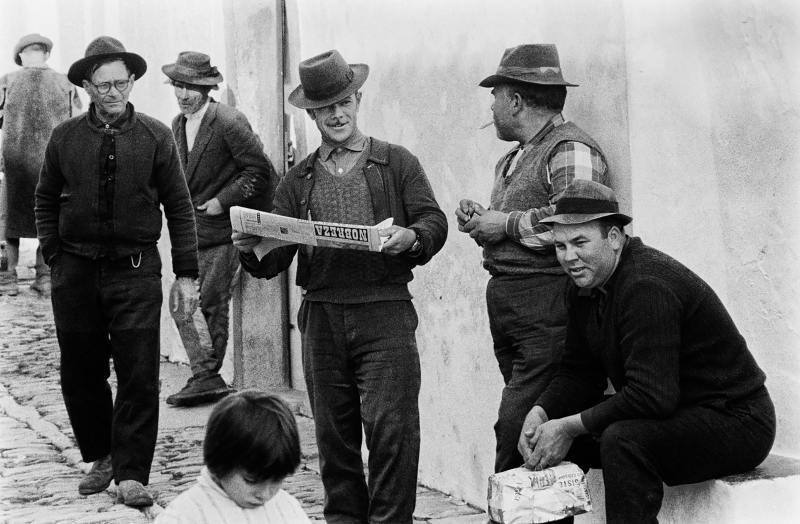 22-Neal_Slavin_men_with_hats_street_scene-min