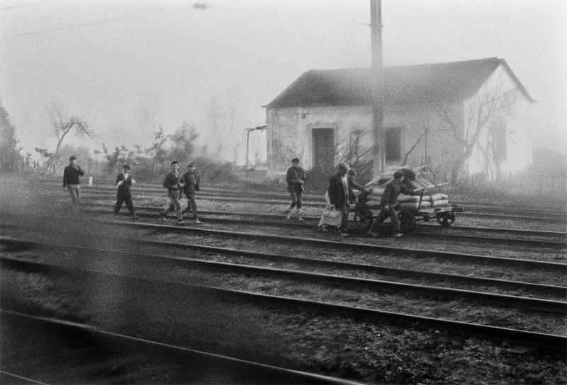 23-Neal_Slavin_kids_on_railroad_tracks-min