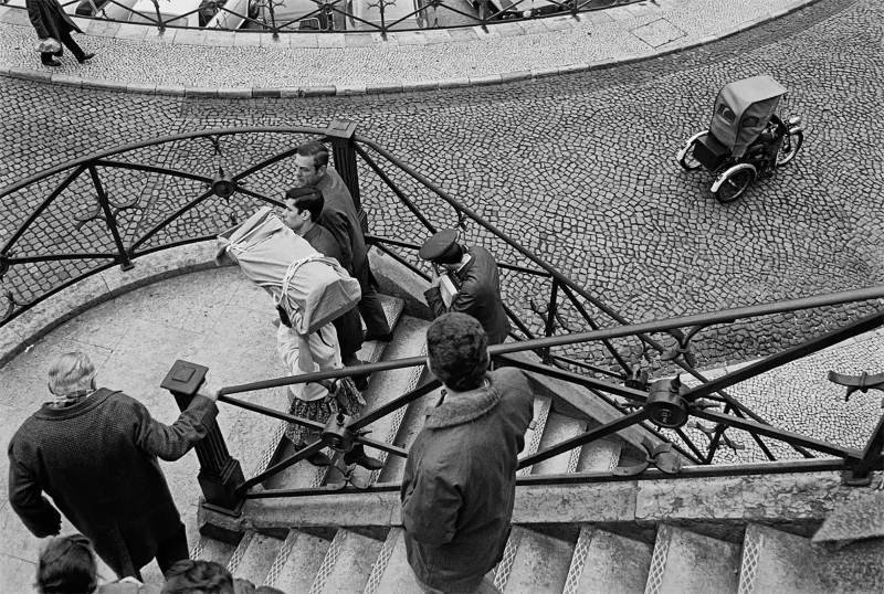 5-Neal_Slavin_staircase_Portugal-min
