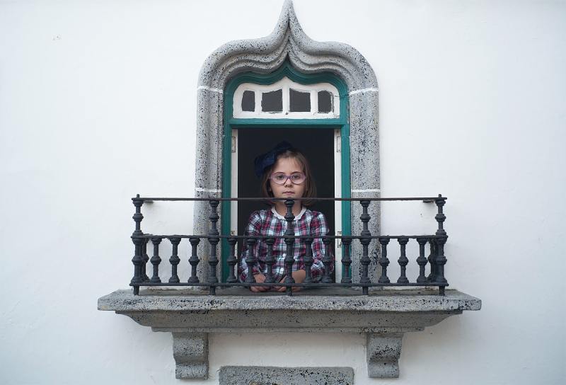 Neal_Slavin_little_girl_in_window_Portugal-min