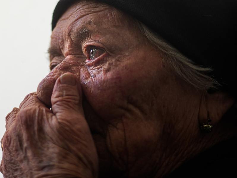 Neal_Slavin_old_woman_Portugal-min