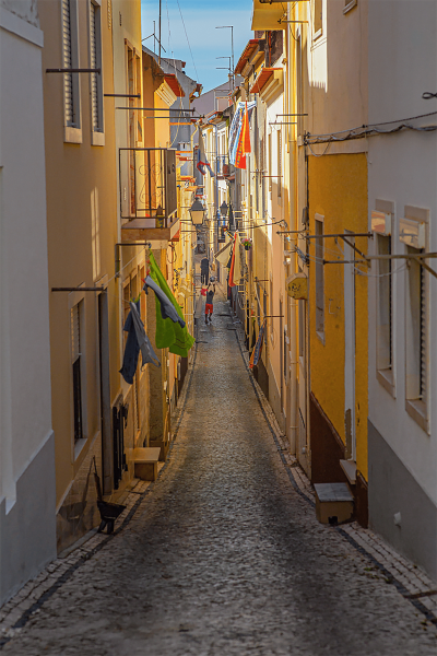 Portugal_street_Yellow_walls-min