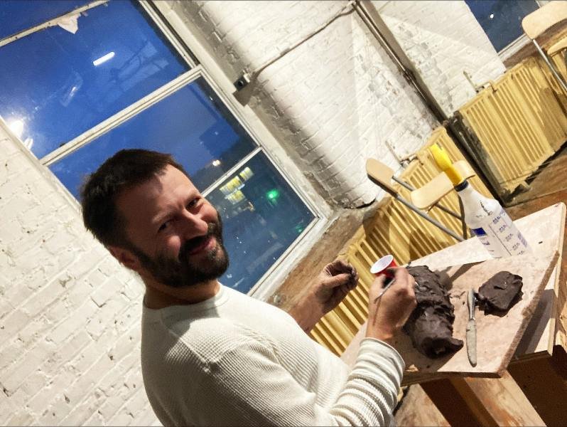 artist-sculptor-at-studio-min